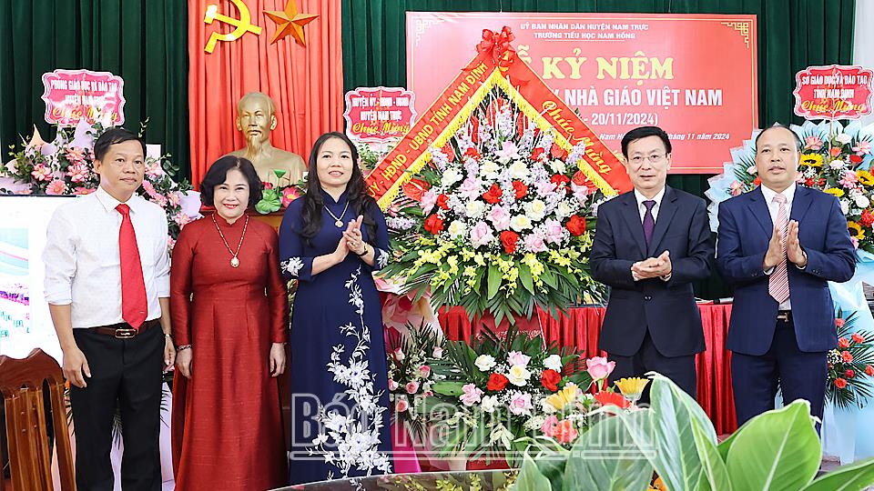 Đồng chí Chủ tịch UBND tỉnh chúc mừng Trường Tiểu học Nam Hồng nhân Ngày Nhà giáo Việt Nam