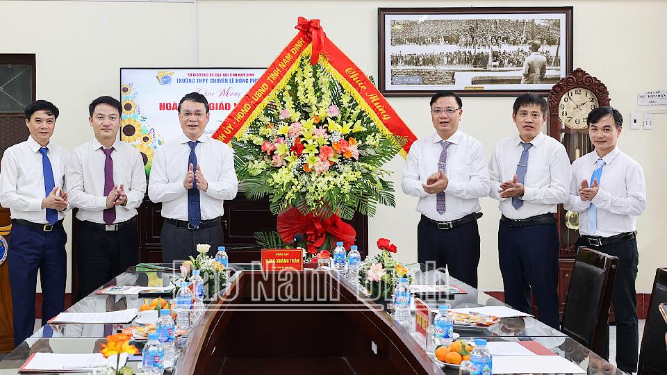 Đồng chí Bí thư Tỉnh uỷ chúc mừng Trường THPT chuyên Lê Hồng Phong nhân Ngày Nhà giáo Việt Nam (20/11)