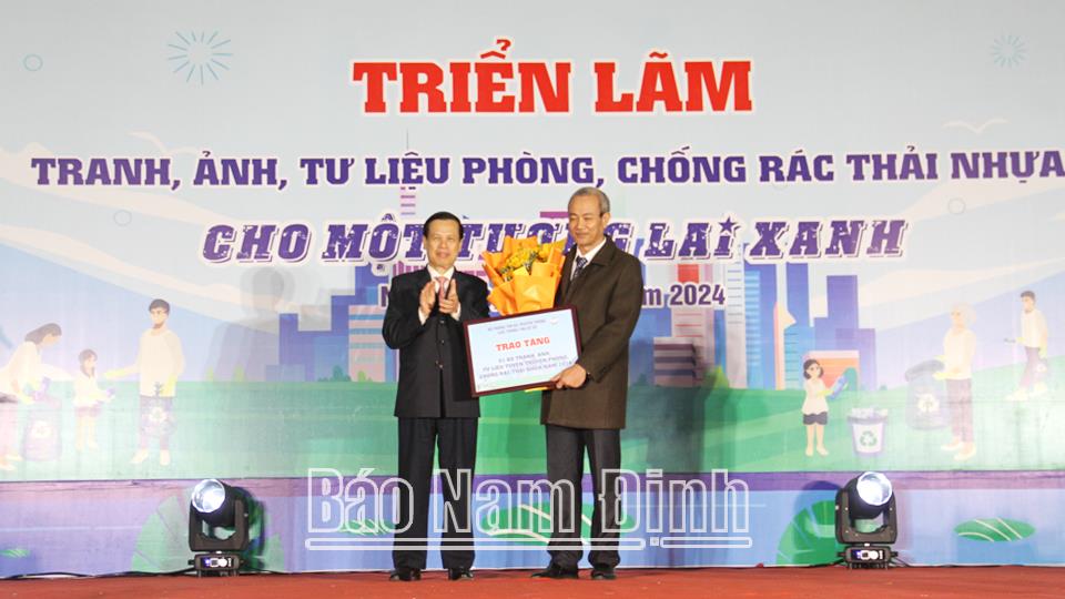 Triển lãm tranh, ảnh, tư liệu về phòng chống rác thải nhựa