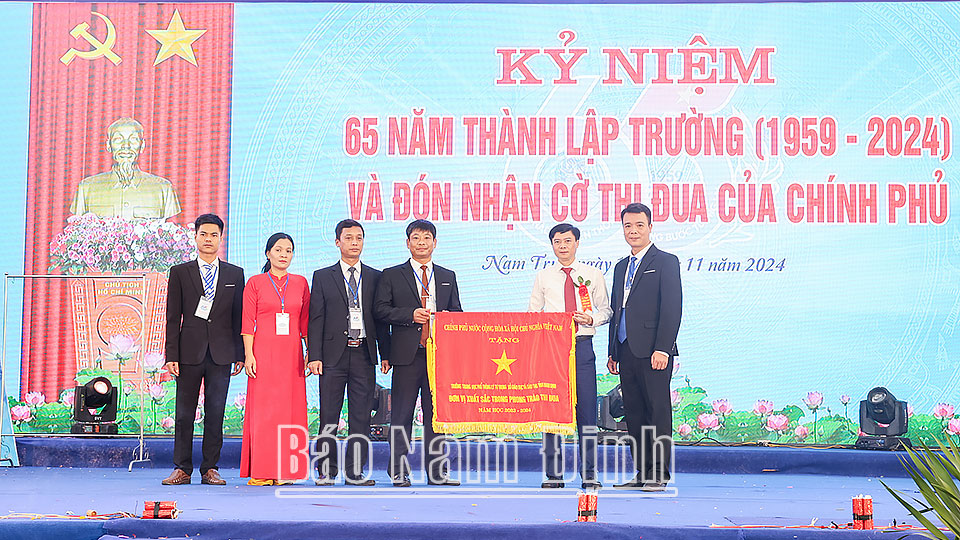 Trường THPT Lý Tự Trọng kỷ niệm 65 năm thành lập và đón nhận Cờ thi đua của Chính phủ