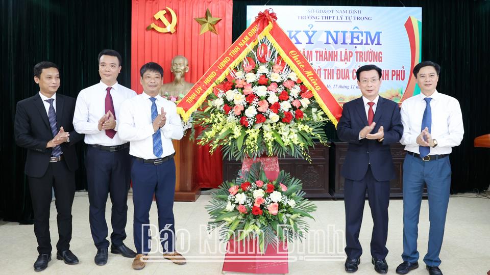 Đồng chí Chủ tịch UBND tỉnh chúc mừng Trường THPT Lý Tự Trọng nhân kỷ niệm 42 năm Ngày Nhà giáo Việt Nam 20/11