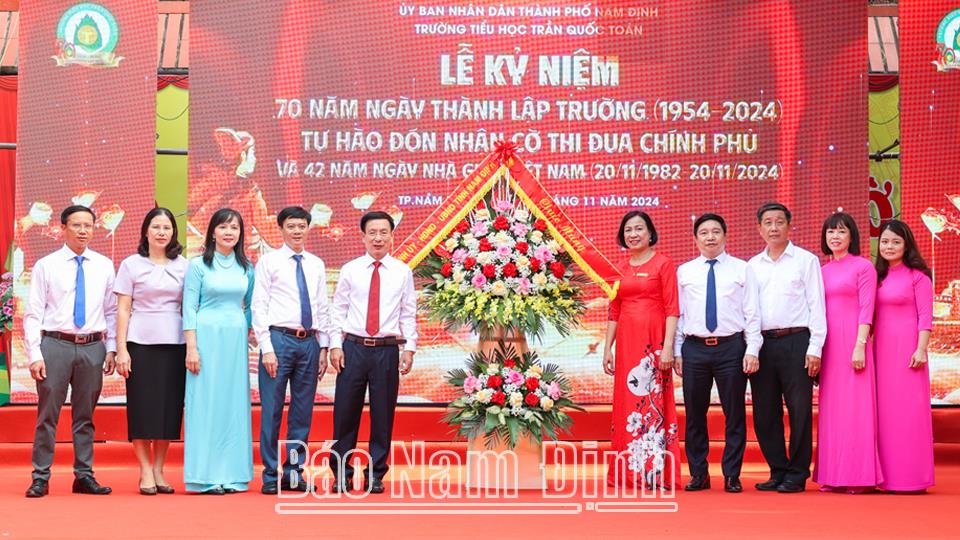 Đồng chí Chủ tịch UBND tỉnh chúc mừng Trường Tiểu học Trần Quốc Toản nhân kỷ niệm Ngày Nhà giáo Việt Nam (20/11) và 70 năm thành lập trường