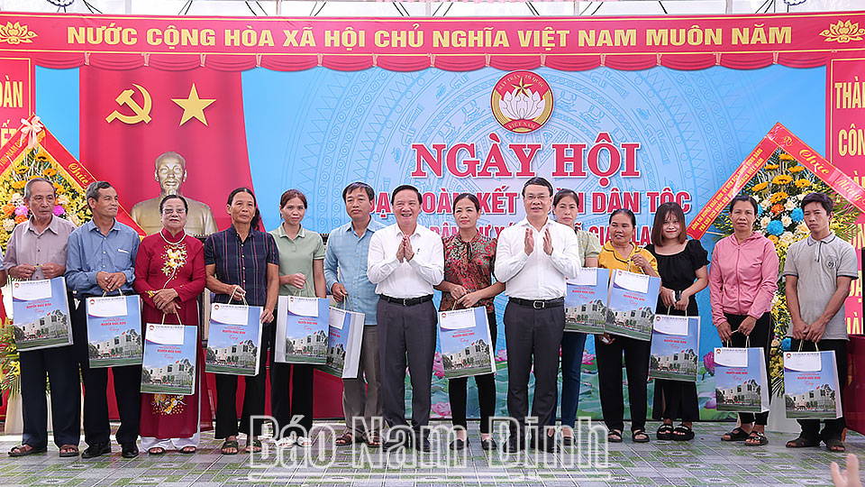 Đồng chí Phó Chủ tịch Quốc hội dự Ngày hội Đại đoàn kết toàn dân tộc tại xã Giao Lạc (Giao Thuỷ)