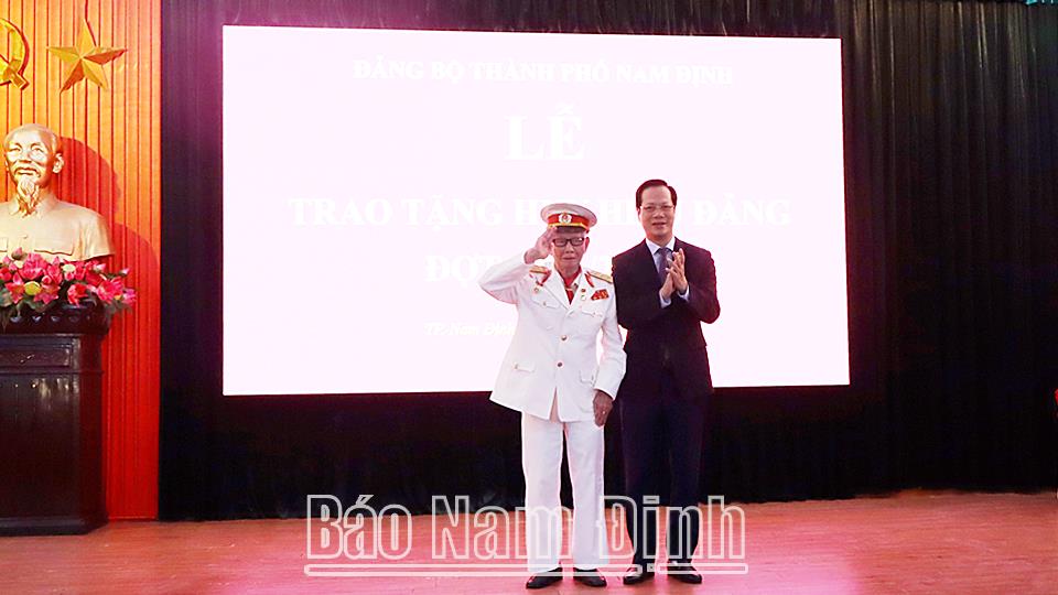 Thành ủy Nam Định trao tặng Huy hiệu Đảng đợt 7/11 cho các đảng viên