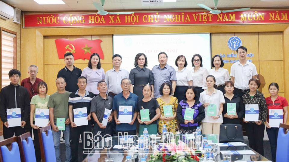 Trao tặng sổ bảo hiểm xã hội và thẻ bảo hiểm y tế cho người có hoàn cảnh khó khăn