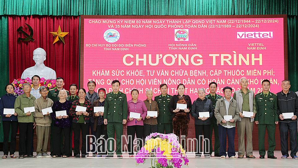 Khám bệnh, tặng quà cho hội viên nông dân có hoàn cảnh khó khăn