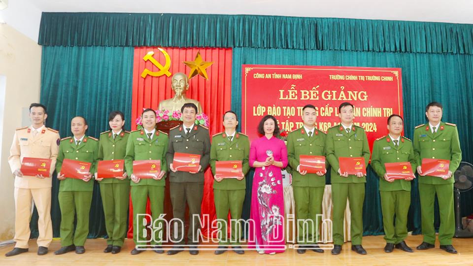 Bế giảng lớp Trung cấp lý luận chính trị hệ tập trung