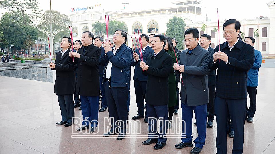 Kiểm tra hiện trường thi công giai đoạn hai khuôn viên Tượng đài Quốc công Tiết chế Hưng Đạo Đại Vương Trần Quốc Tuấn