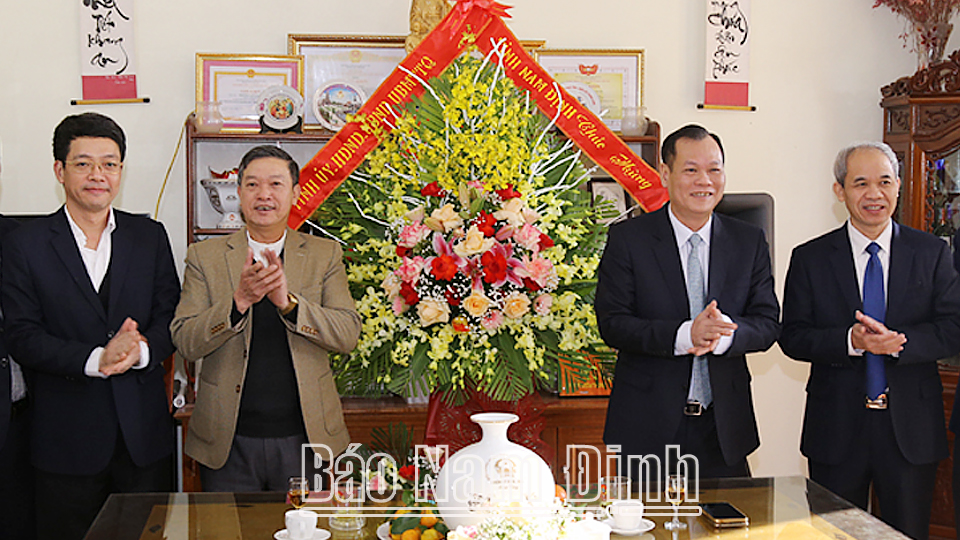 Đồng chí Phó Bí thư Thường trực Tỉnh ủy thăm, chúc mừng giáo xứ Bách Tính nhân dịp Lễ Noel 2022