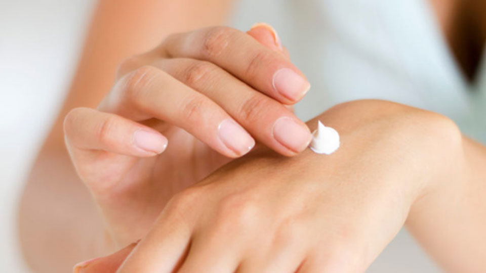 Những thói quen xấu khiến da khô bong tróc trong mùa đông