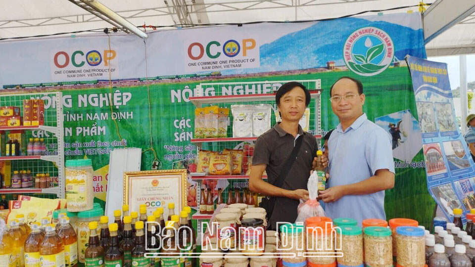 Hỗ trợ nông dân chuyển đổi số trong sản xuất nông nghiệp