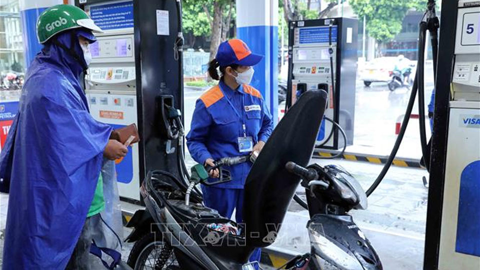 Xăng giảm giá hơn 1.000 đồng/lít