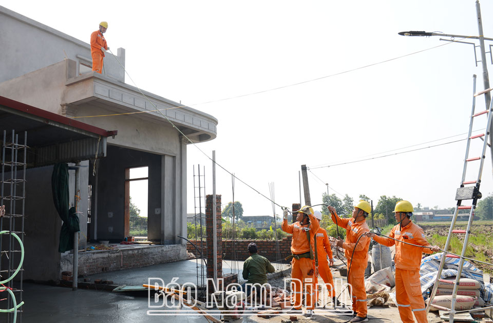 Đồng hành cùng khách hàng sử dụng điện an toàn, tiết kiệm, hiệu quả