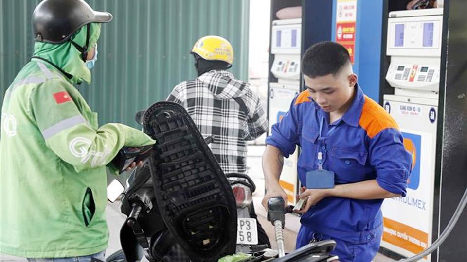 Xăng giảm gần 700 đồng/lít