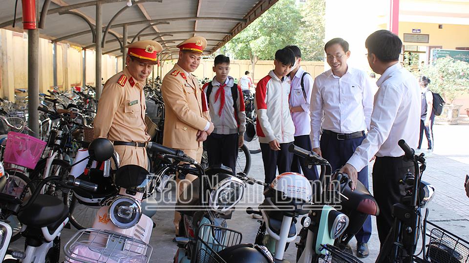 Kiểm tra công tác đảm bảo trật tự an toàn giao thông cho học sinh