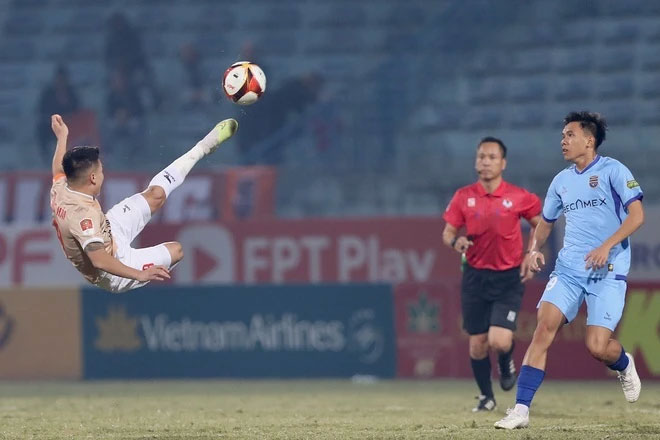 Quang Hải lập siêu phẩm giúp CAHN ngắt mạch không thắng