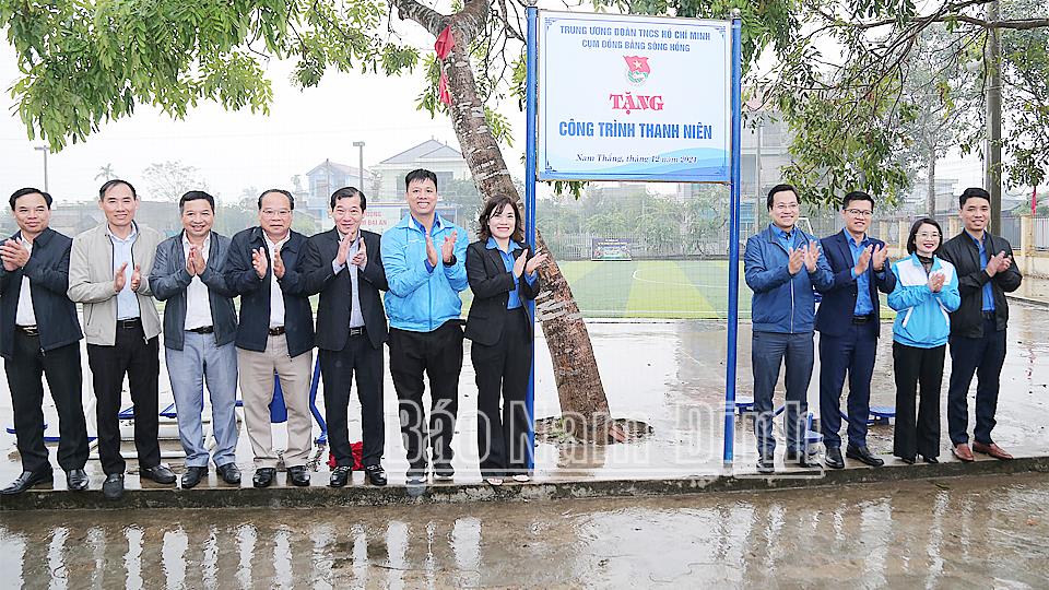 Gắn biển công trình thanh niên “Bộ dụng cụ thể thao ngoài trời”