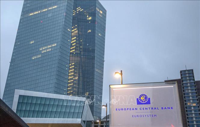 ECB tiếp tục hạ lãi suất xuống 3%