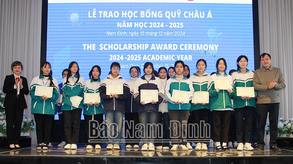 Hội Khuyến học tỉnh trao học bổng Quỹ Châu Á và giao lưu hướng nghiệp cho học sinh nữ vượt khó, hiếu học
