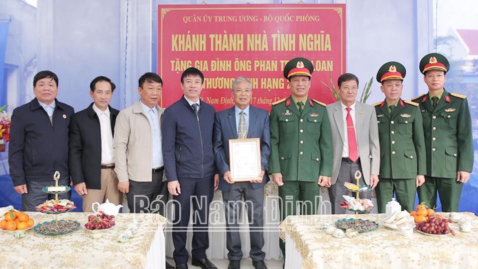 Khánh thành nhà tình nghĩa tặng gia đình chính sách và tặng quà Mẹ Việt Nam Anh hùng