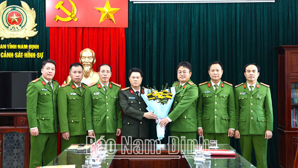 Khen thưởng Phòng Cảnh sát hình sự lập thành tích xuất sắc trong tấn công, trấn áp tội phạm