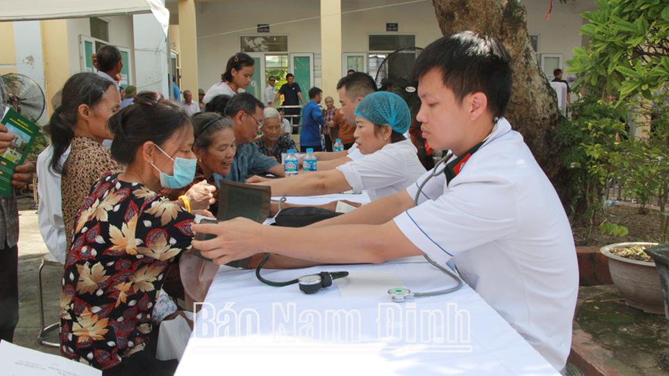 Quan tâm nâng caosức khỏe người cao tuổi