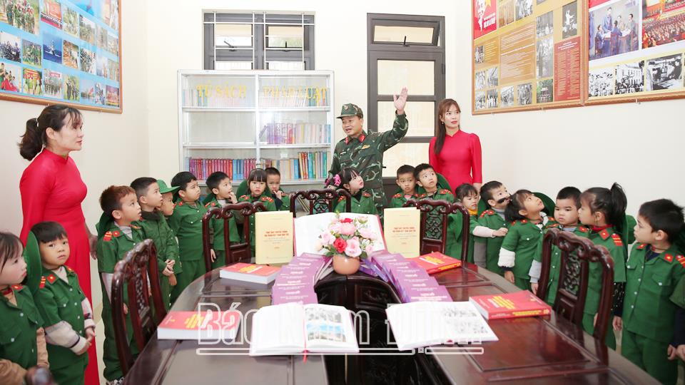 Tổ chức cho trẻ mầm non tham quan, trải nghiệm tại Ban CHQS huyện Nghĩa Hưng