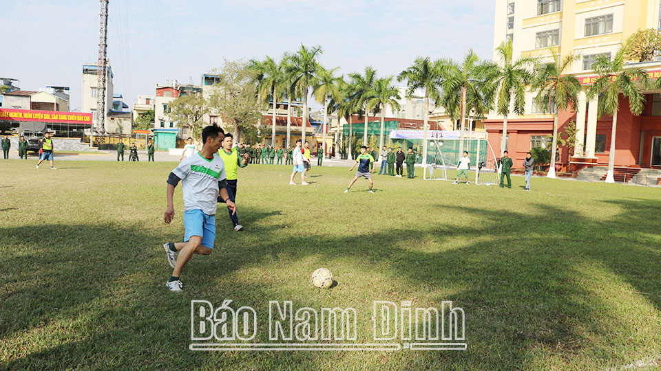 Lực lượng vũ trang tỉnh đẩy mạnh phong tràotập luyện thể thao phát triển thể lực