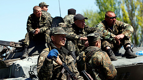 Hơn 400 binh sĩ Ukraine đề nghị được hạ vũ khí, chạy sang Nga