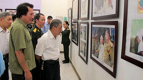 Triển lãm 104 bức ảnh Đại tướng Võ Nguyên Giáp