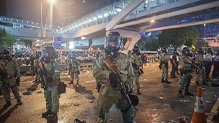 Trưởng Đặc khu Hồng Công kêu gọi người biểu tình giải tán hòa bình