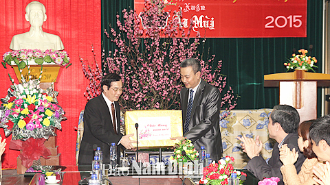 Các đồng chí lãnh đạo tỉnh thăm, chúc Tết một số đơn vị làm nhiệm vụ trong Đêm Giao thừa Ất Mùi 2015