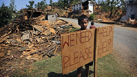 Hàng cứu trợ khan hiếm, người dân Nê-pan ở các làng hẻo lánh cầu cứu