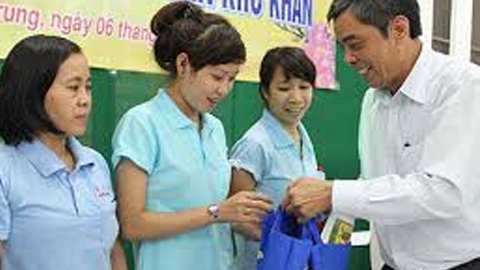 Tặng 37 suất quà cho con công nhân lao động nghèo có hoàn cảnh khó khăn