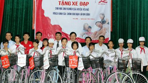 Cty Bảo hiểm nhân thọ Prudential tặng 10 xe đạp khuyến học cho học sinh nghèo