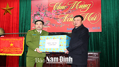 Các đồng chí lãnh đạo tỉnh thăm, chúc Tết các đơn vị làm nhiệm vụ đêm Giao thừa