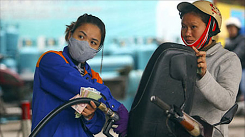 Giá xăng giảm gần 1000 đồng/lít