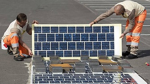 Lắp pin mặt trời trên đường đi để cấp điện