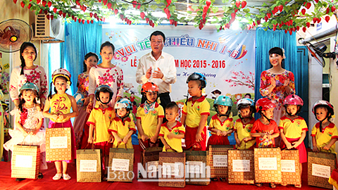 Các đồng chí lãnh đạo tỉnh thăm, tặng quà thiếu nhi nhân Ngày Quốc tế Thiếu nhi 1-6