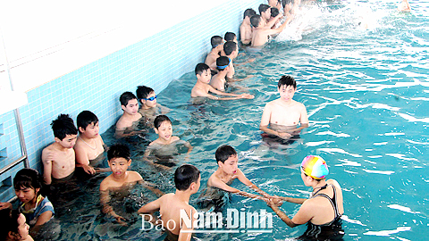 Tổ chức dạy bơi, phòng chống đuối nước cho học sinh