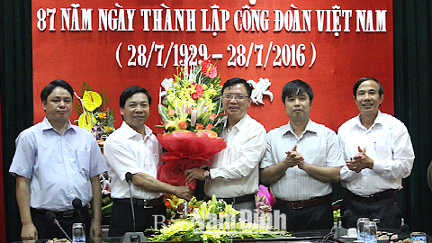 Đồng chí Phó Bí thư Thường trực Tỉnh ủy chúc mừng Liên đoàn Lao động tỉnh nhân ngày truyền thống (28-7-2016)