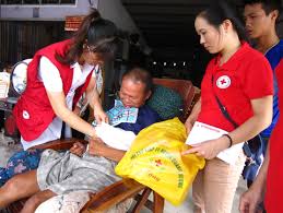 Tặng quà cho bệnh nhân nghèo