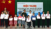 Trao 80 suất học bổng cho con em gia đình chính sách vượt khó học giỏi