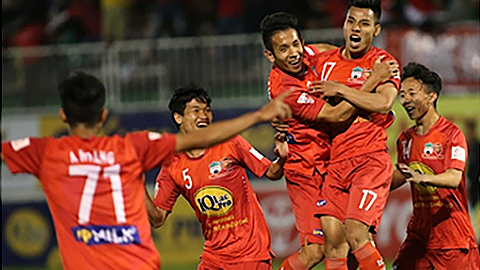 Vòng năm Giải bóng đá vô địch quốc gia Toyota V-League 2017: Công Phượng giúp Hoàng Anh Gia Lai thắng đậm