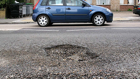 Hà Lan sáng chế và thử nghiệm đường nhựa có khả năng... tự lấp ổ gà