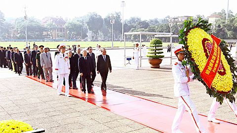 Lãnh đạo Đảng, Nhà nước tưởng niệm các Anh hùng Liệt sĩ và vào Lăng viếng Chủ tịch Hồ Chí Minh