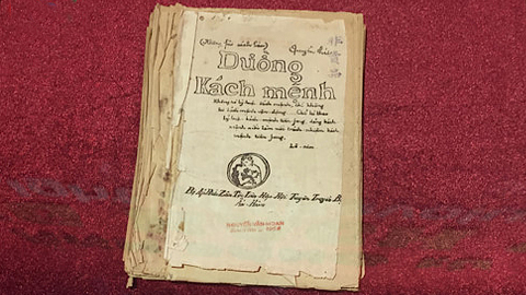 Trưng bày "Ánh sáng từ Đường Kách mệnh"