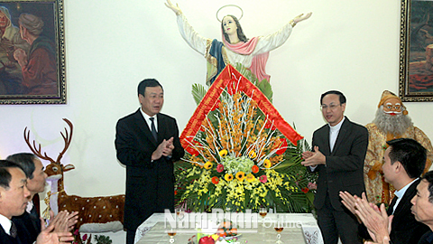 Các đồng chí lãnh đạo tỉnh chúc mừng đồng bào Công giáo, đạo Tin lành nhân Lễ Giáng sinh