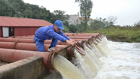 Tập trung lấy nước đổ ải phục vụ gieo cấy vụ xuân
