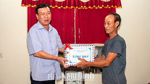 Các đồng chí lãnh đạo tỉnh đi thăm, tặng quà gia đình chính sách tiêu biểu nhân Ngày Thương binh - Liệt sĩ